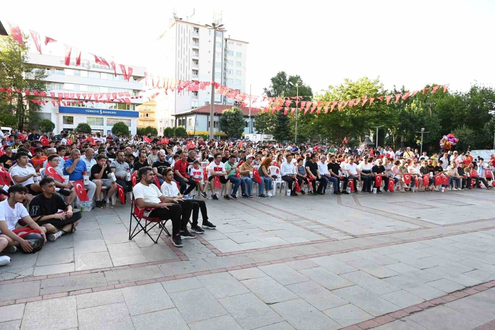 Isparta’da vatandaşlar milli maç heyecanını dev ekrandan takip etti
