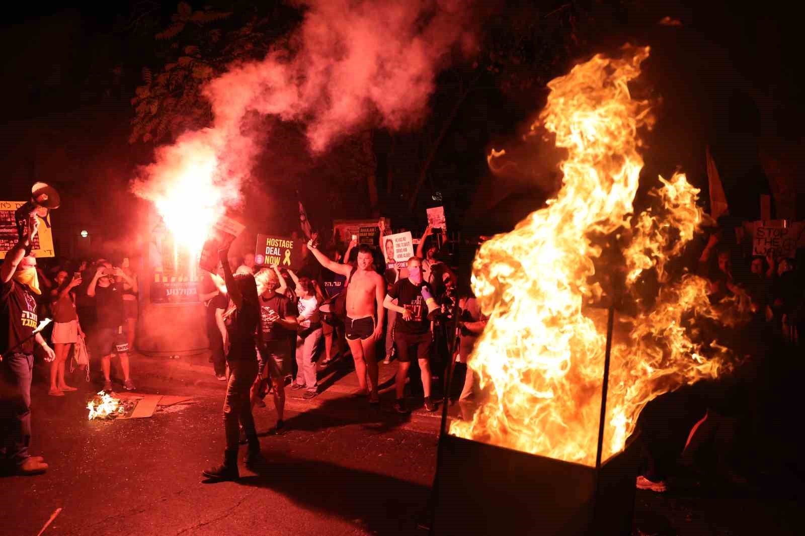 İsrail’de binlerce protestocu erken seçim çağrısı yaptı, caddeleri ateşe verdi
