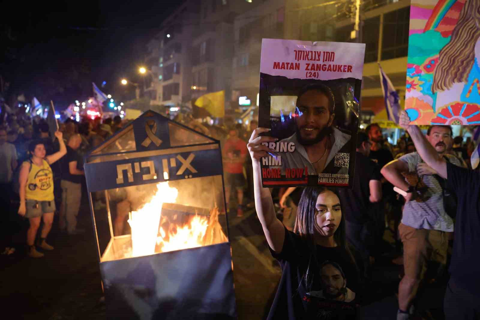 İsrail’de binlerce protestocu erken seçim çağrısı yaptı, caddeleri ateşe verdi
