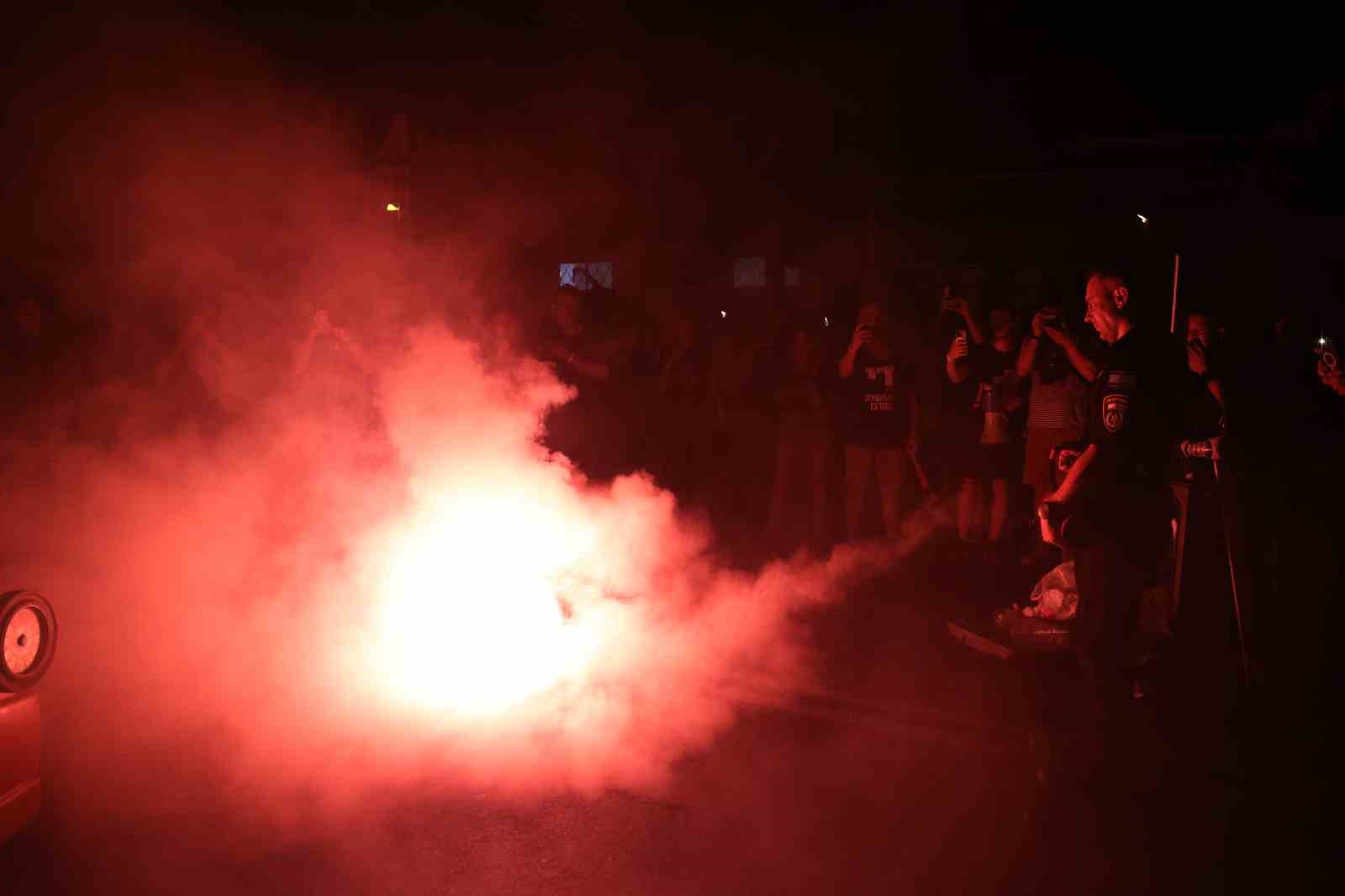 İsrail’de binlerce protestocu erken seçim çağrısı yaptı, caddeleri ateşe verdi
