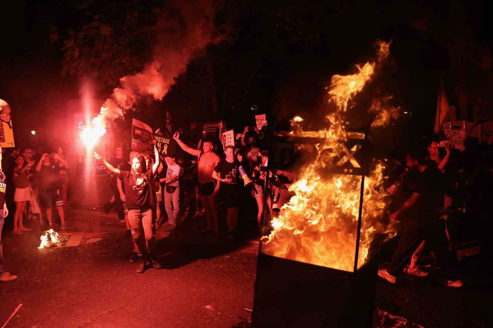 İsrail’de binlerce protestocu erken seçim çağrısı yaptı, caddeleri ateşe verdi
