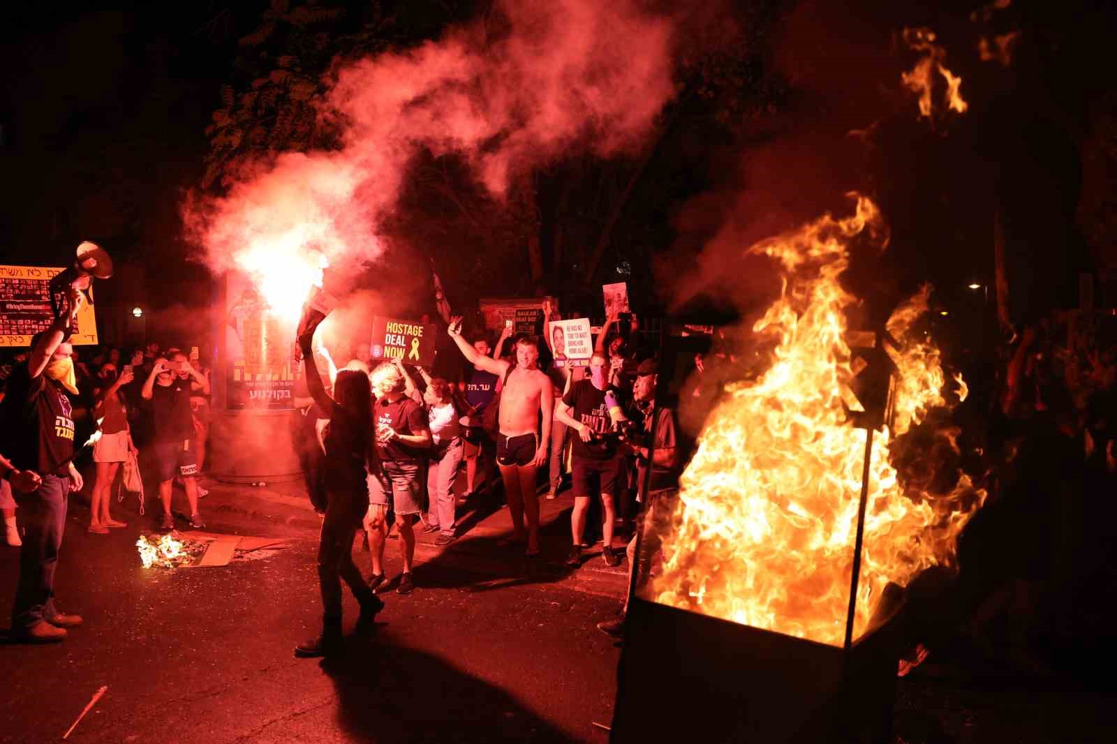 İsrail’de binlerce protestocu erken seçim çağrısı yaptı, caddeleri ateşe verdi
