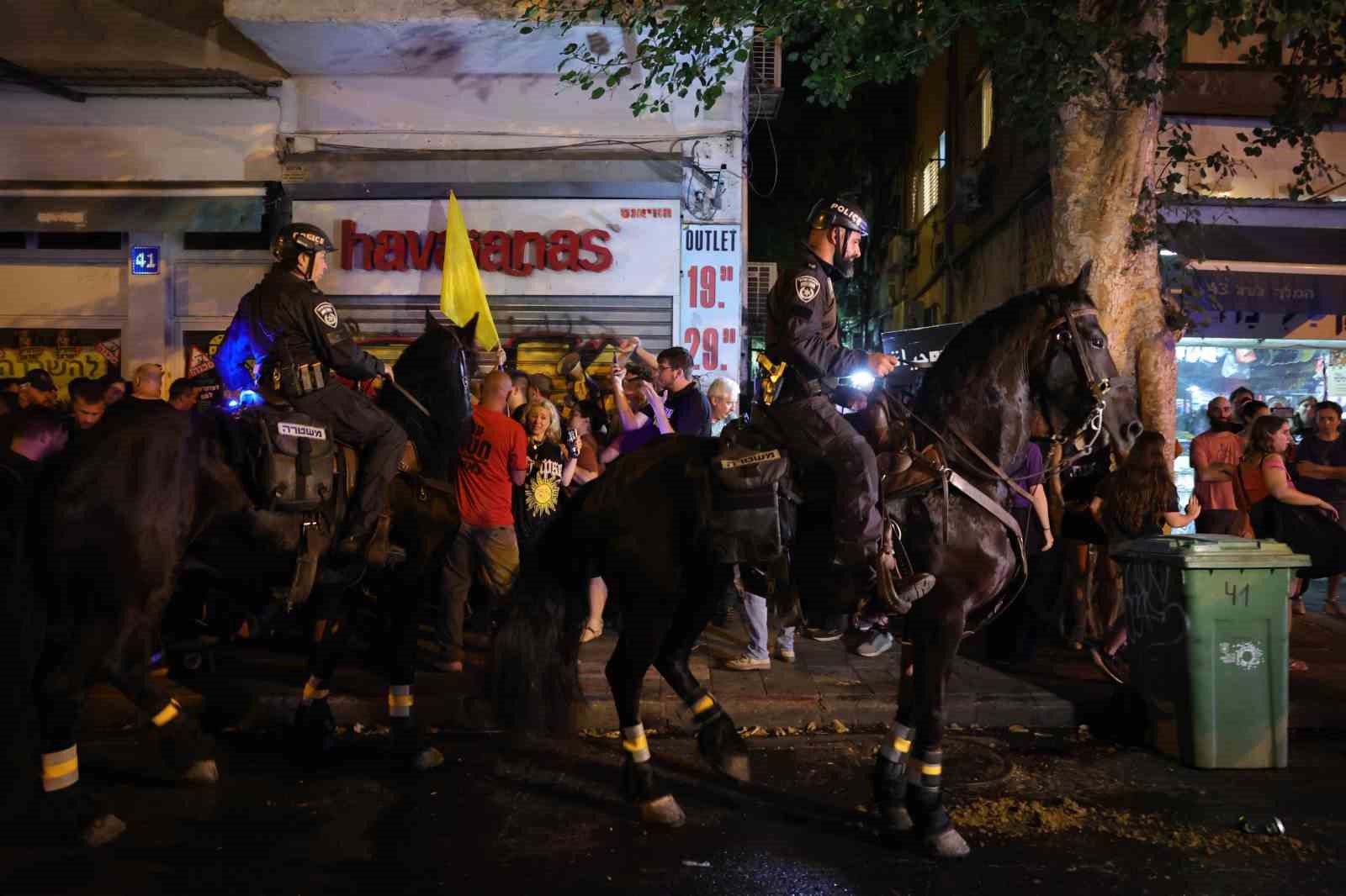 İsrail’de binlerce protestocu erken seçim çağrısı yaptı, caddeleri ateşe verdi
