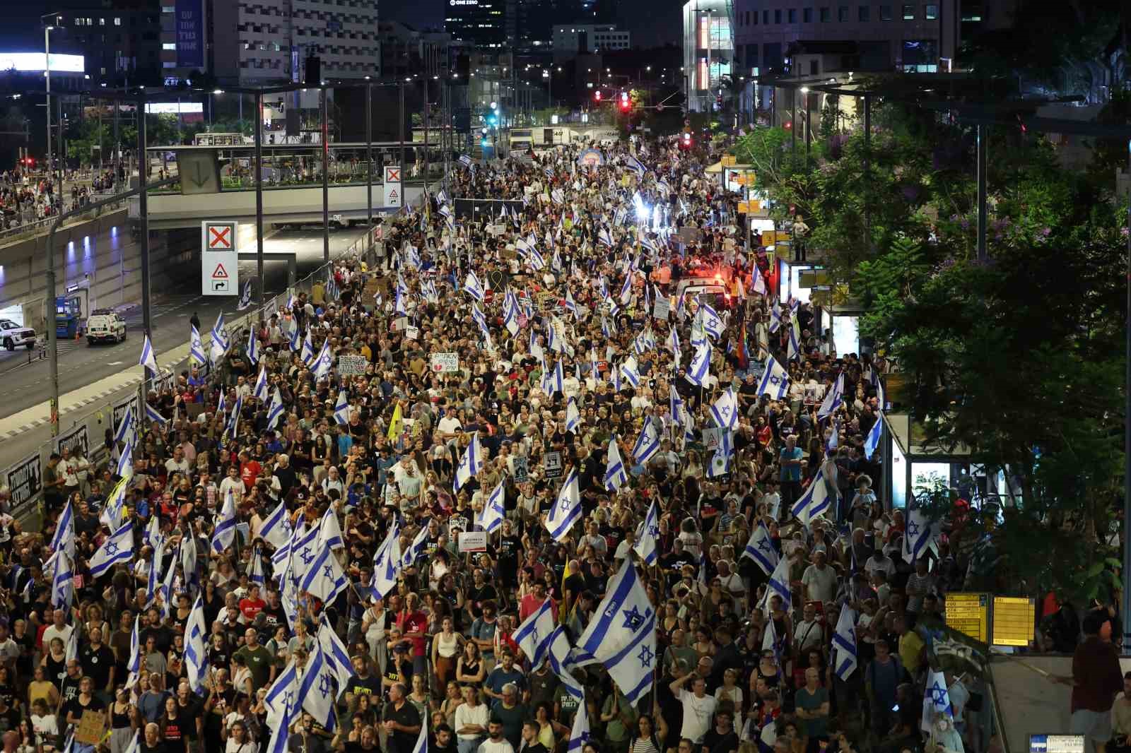 İsrail’de binlerce protestocu erken seçim çağrısı yaptı, caddeleri ateşe verdi
