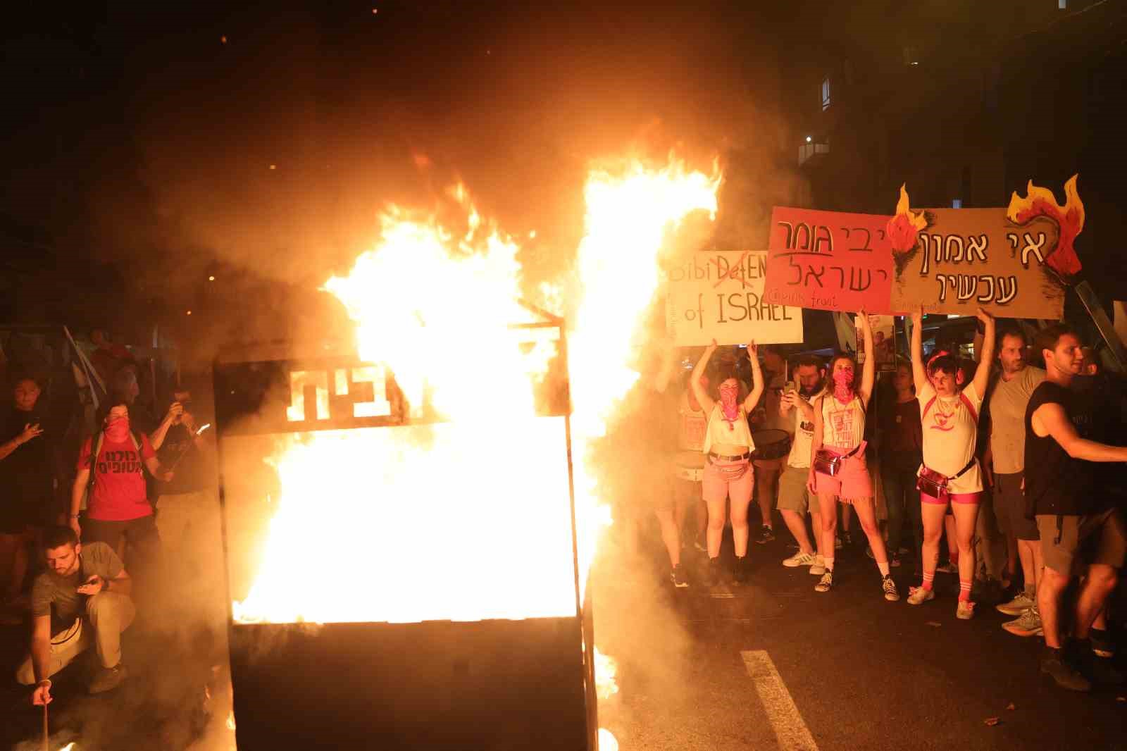 İsrail’de binlerce protestocu erken seçim çağrısı yaptı, caddeleri ateşe verdi
