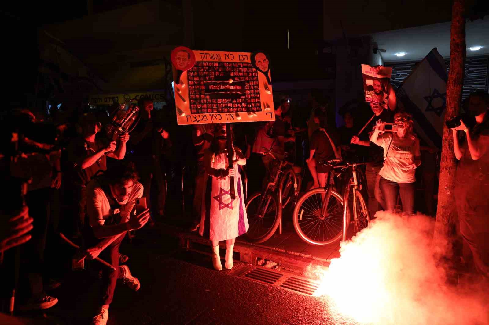 İsrail’de binlerce protestocu erken seçim çağrısı yaptı, caddeleri ateşe verdi
