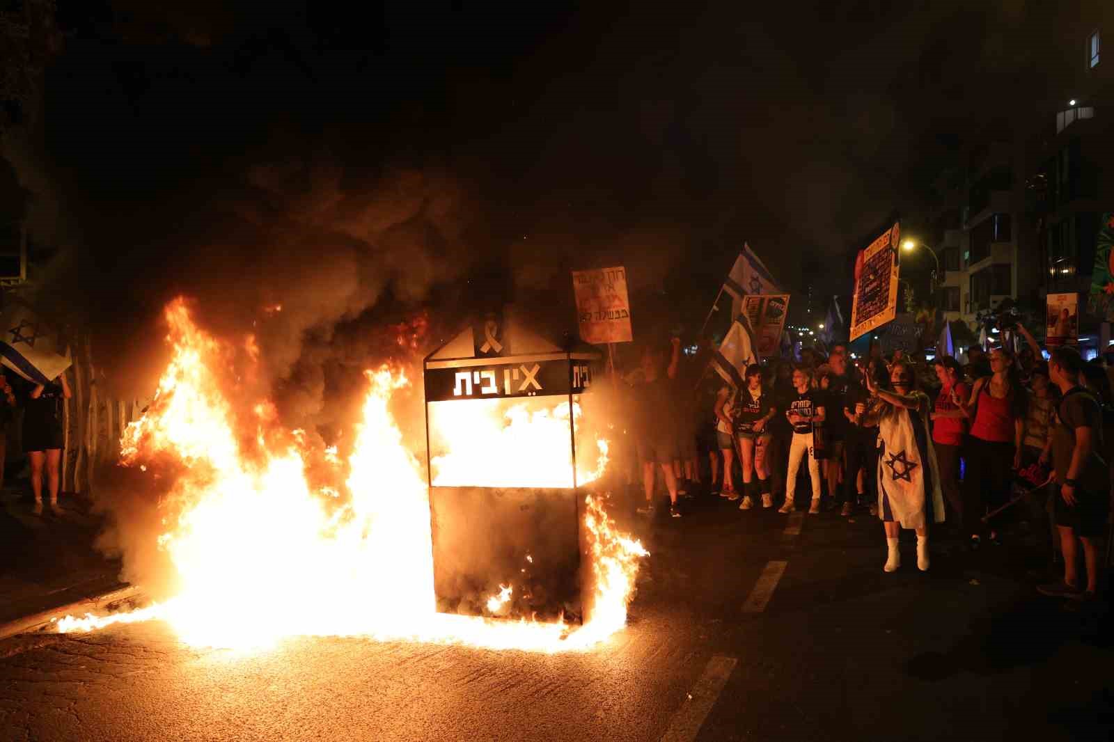 İsrail’de binlerce protestocu erken seçim çağrısı yaptı, caddeleri ateşe verdi
