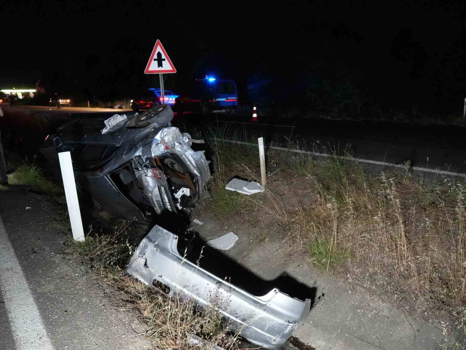 Kontrolden çıkan otomobil refüje çarparak takla attı: 2 yaralı
