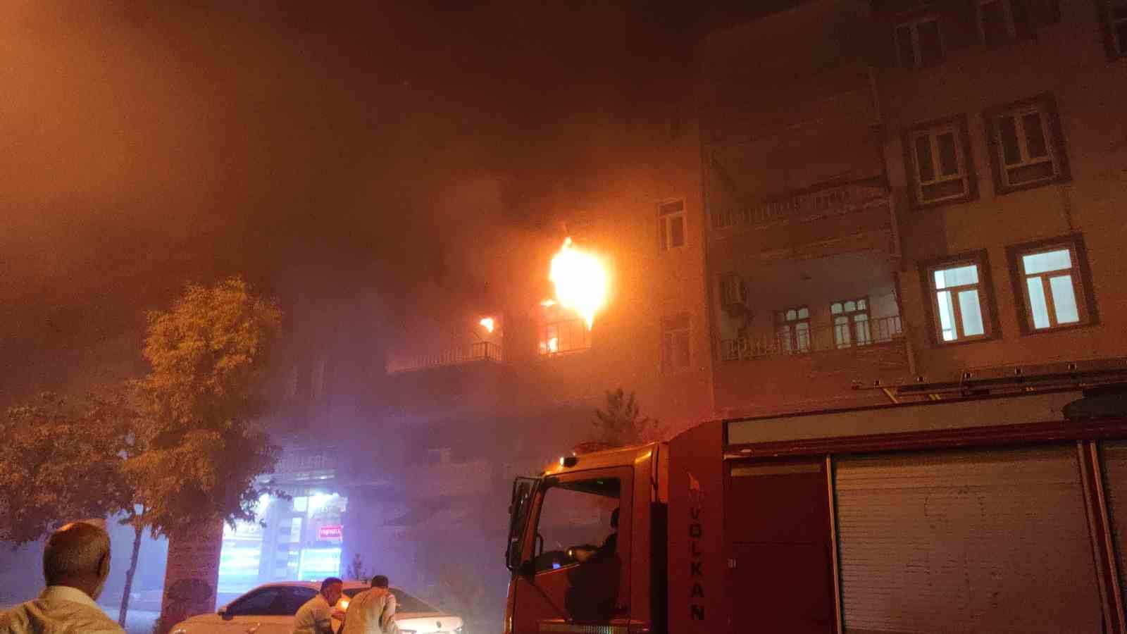 Şanlıurfa’da korkutan yangın: Binada mahsur kalanlar dama sığındı
