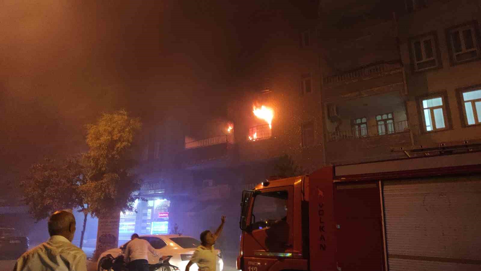 Şanlıurfa’da korkutan yangın: Binada mahsur kalanlar dama sığındı
