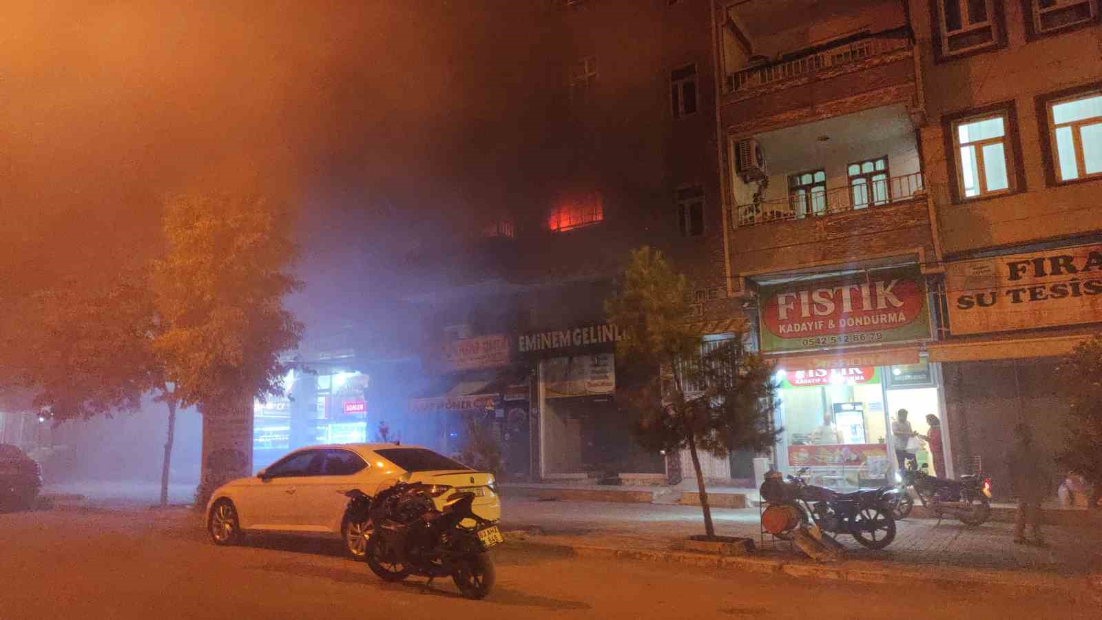 Şanlıurfa’da korkutan yangın: Binada mahsur kalanlar dama sığındı
