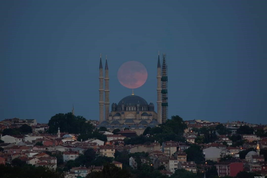 Edirne’de Selimiye Camii ve dolunay görsel şölen oluşturdu
