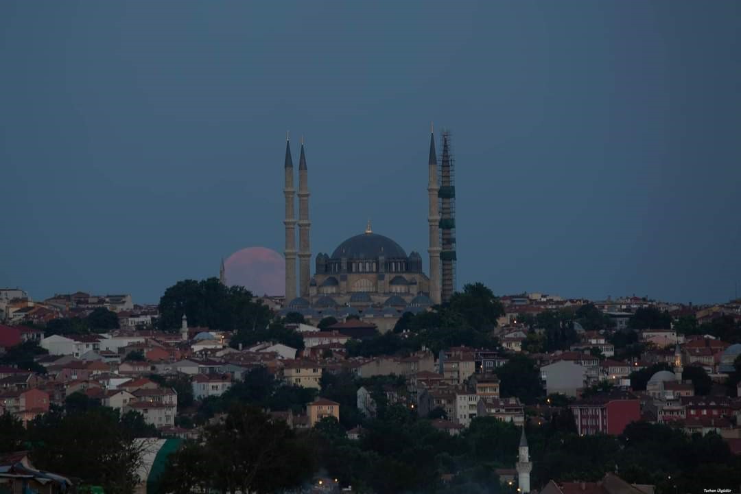 Edirne’de Selimiye Camii ve dolunay görsel şölen oluşturdu
