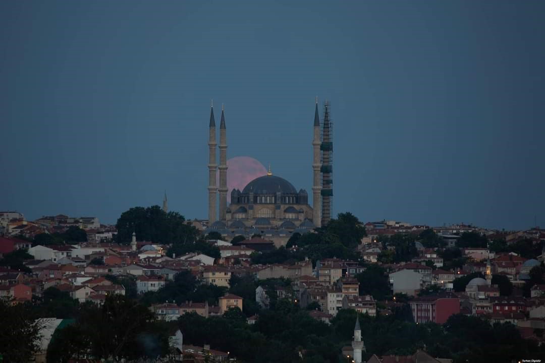 Edirne’de Selimiye Camii ve dolunay görsel şölen oluşturdu
