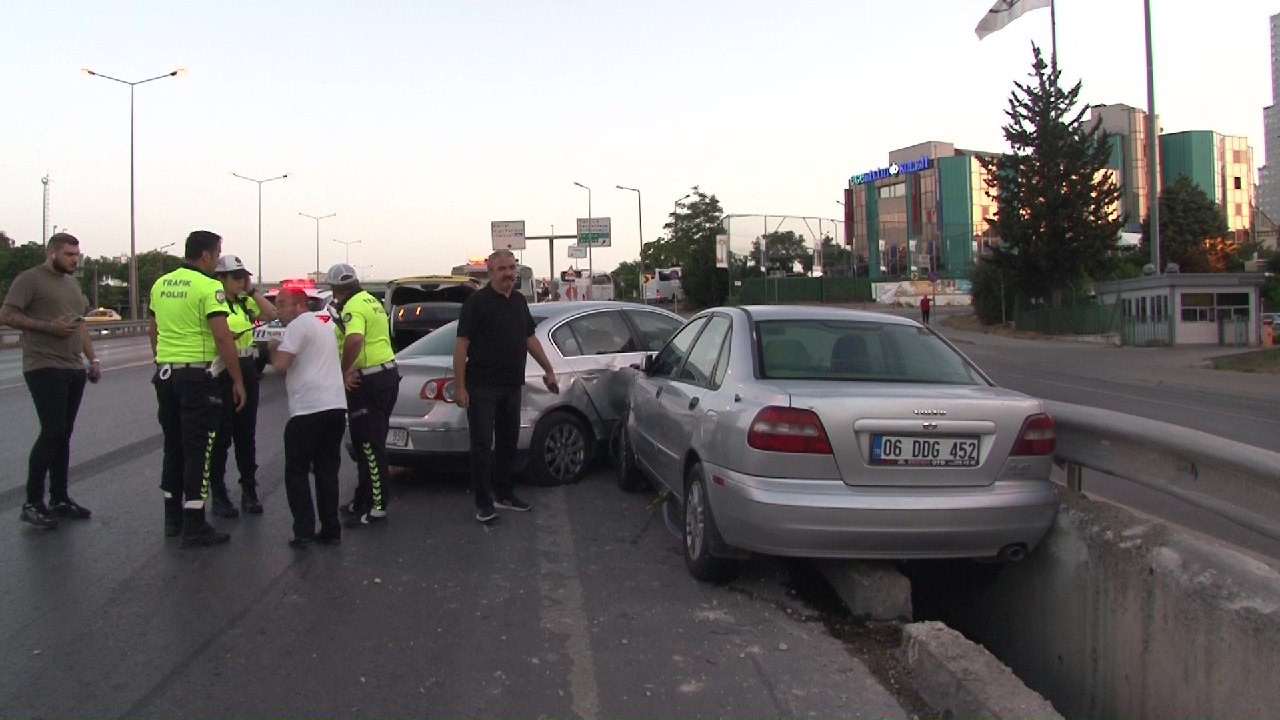 Kartal’da 3 aracın karıştığı kazada, 2’si çocuk 7 kişi yaralandı
