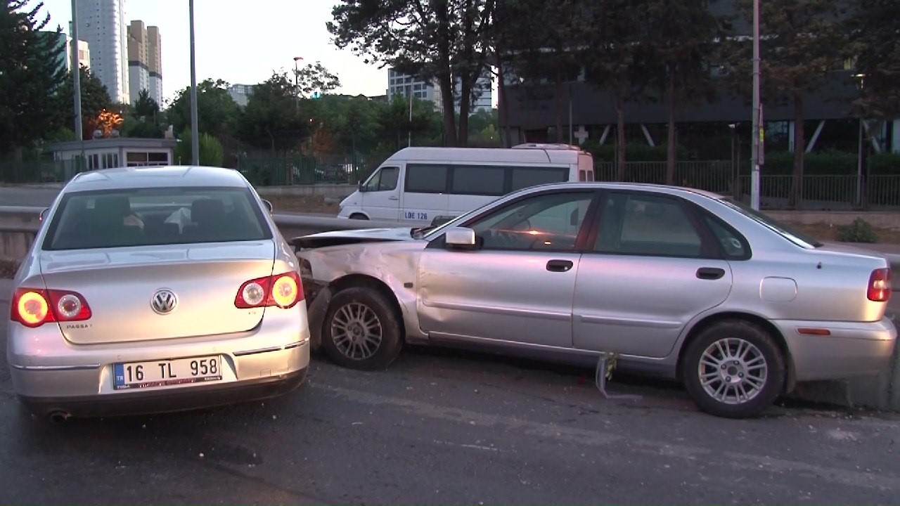 Kartal’da 3 aracın karıştığı kazada, 2’si çocuk 7 kişi yaralandı
