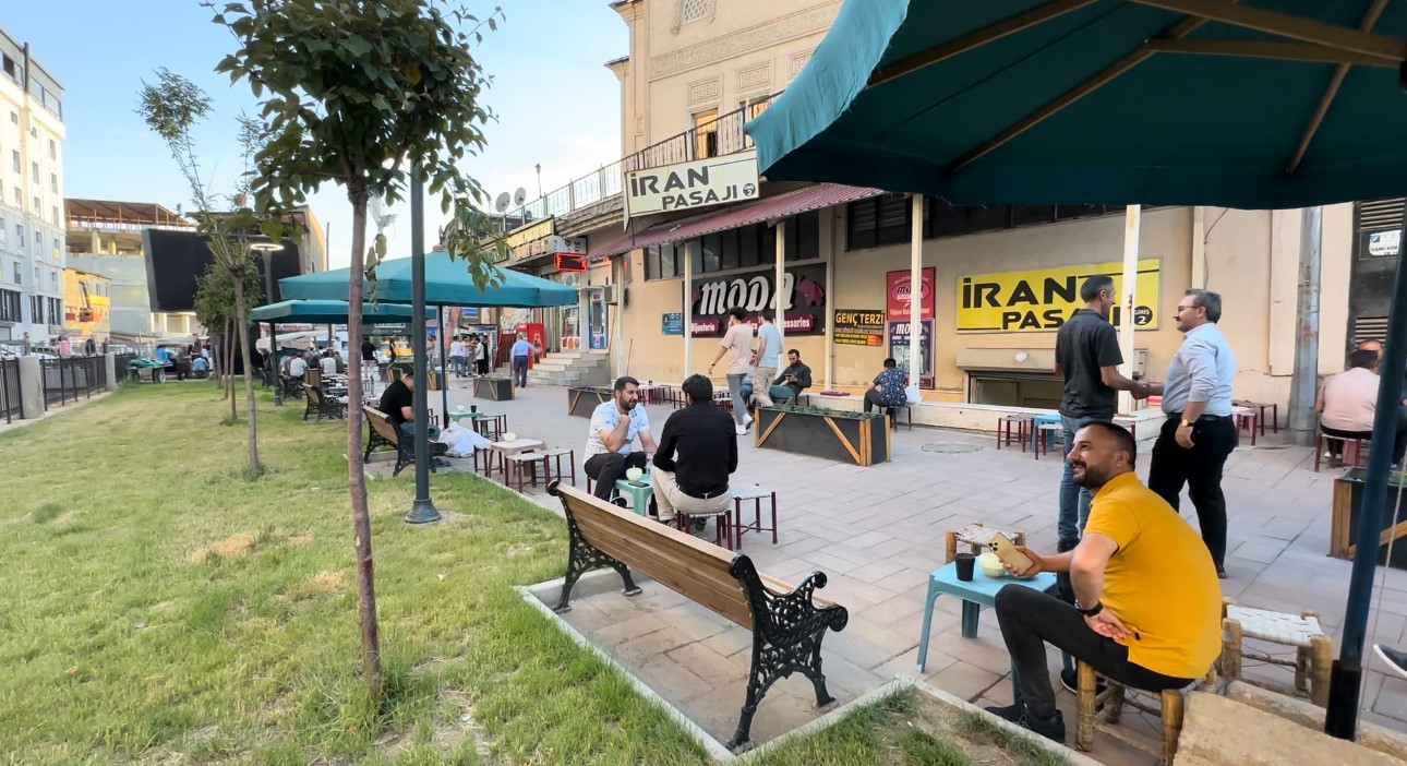 Yüzlerce bal arısı şehir merkezindeki parkı mesken tuttu
