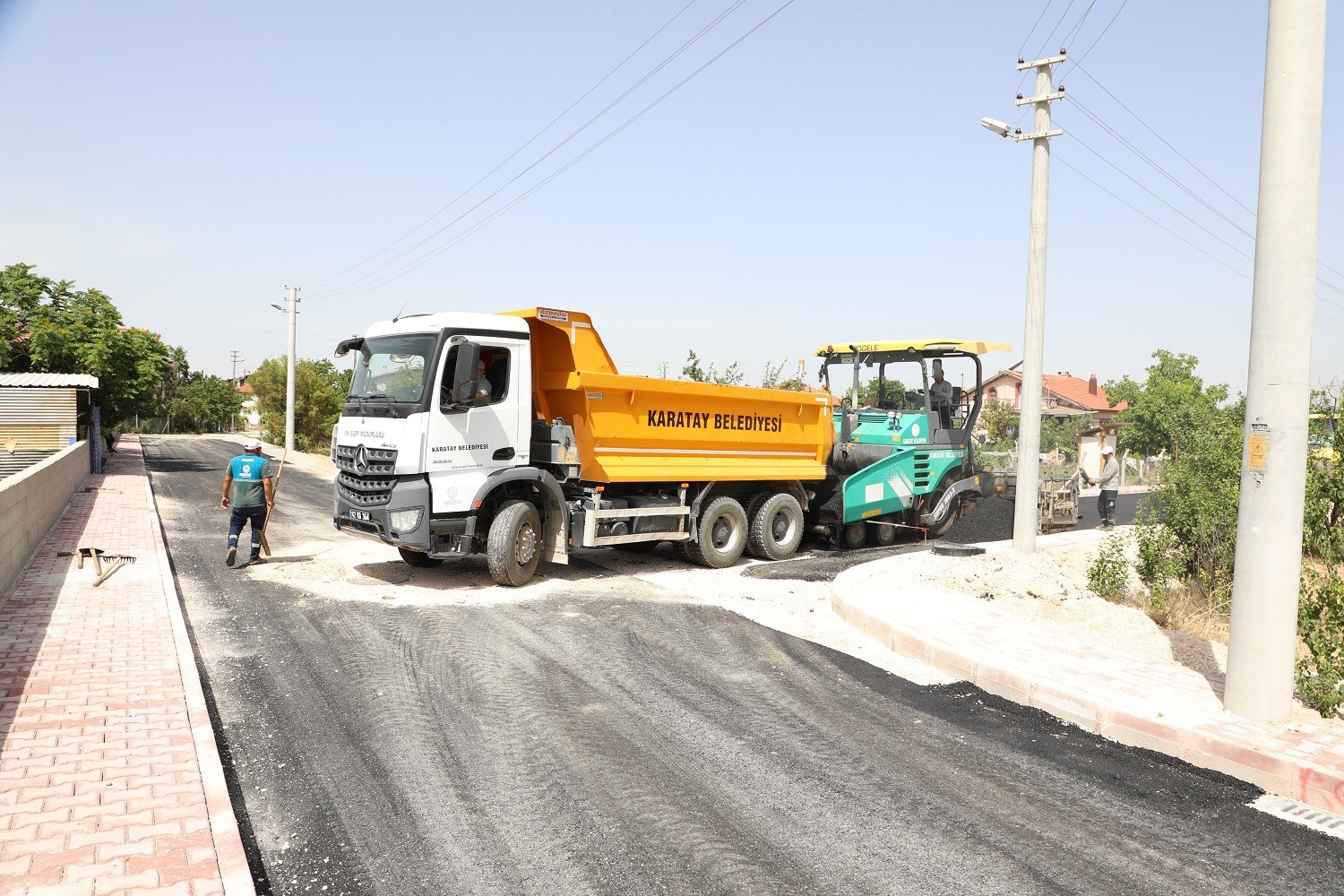 Karatay’da asfalt seferberliği sürüyor
