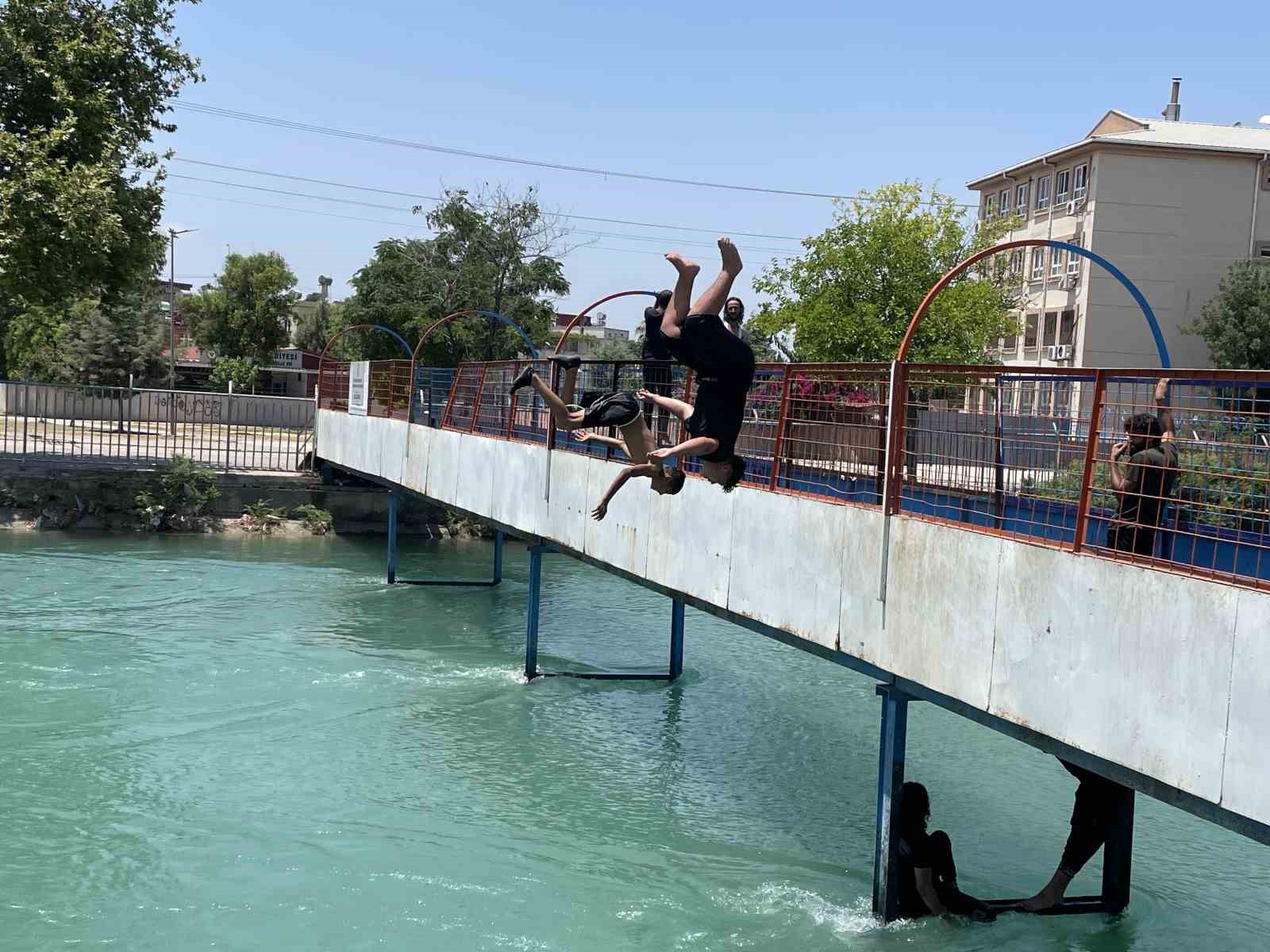 Adana’da çocukların kanaldaki tehlikeli serinliği
