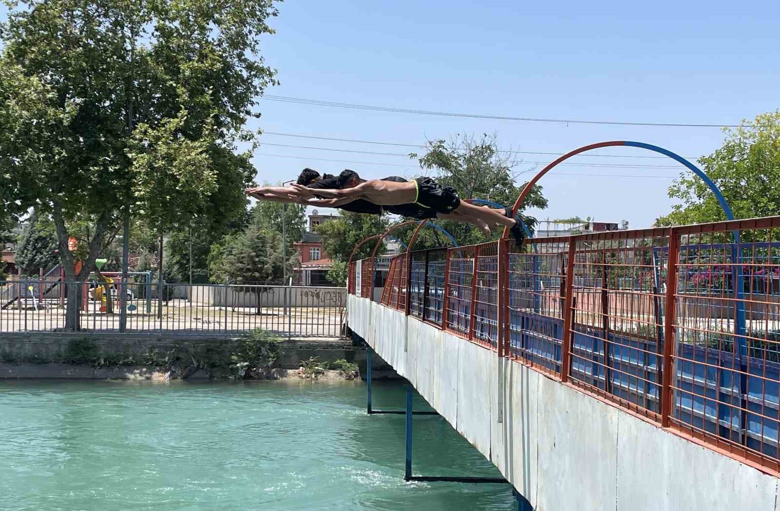 Adana’da çocukların kanaldaki tehlikeli serinliği
