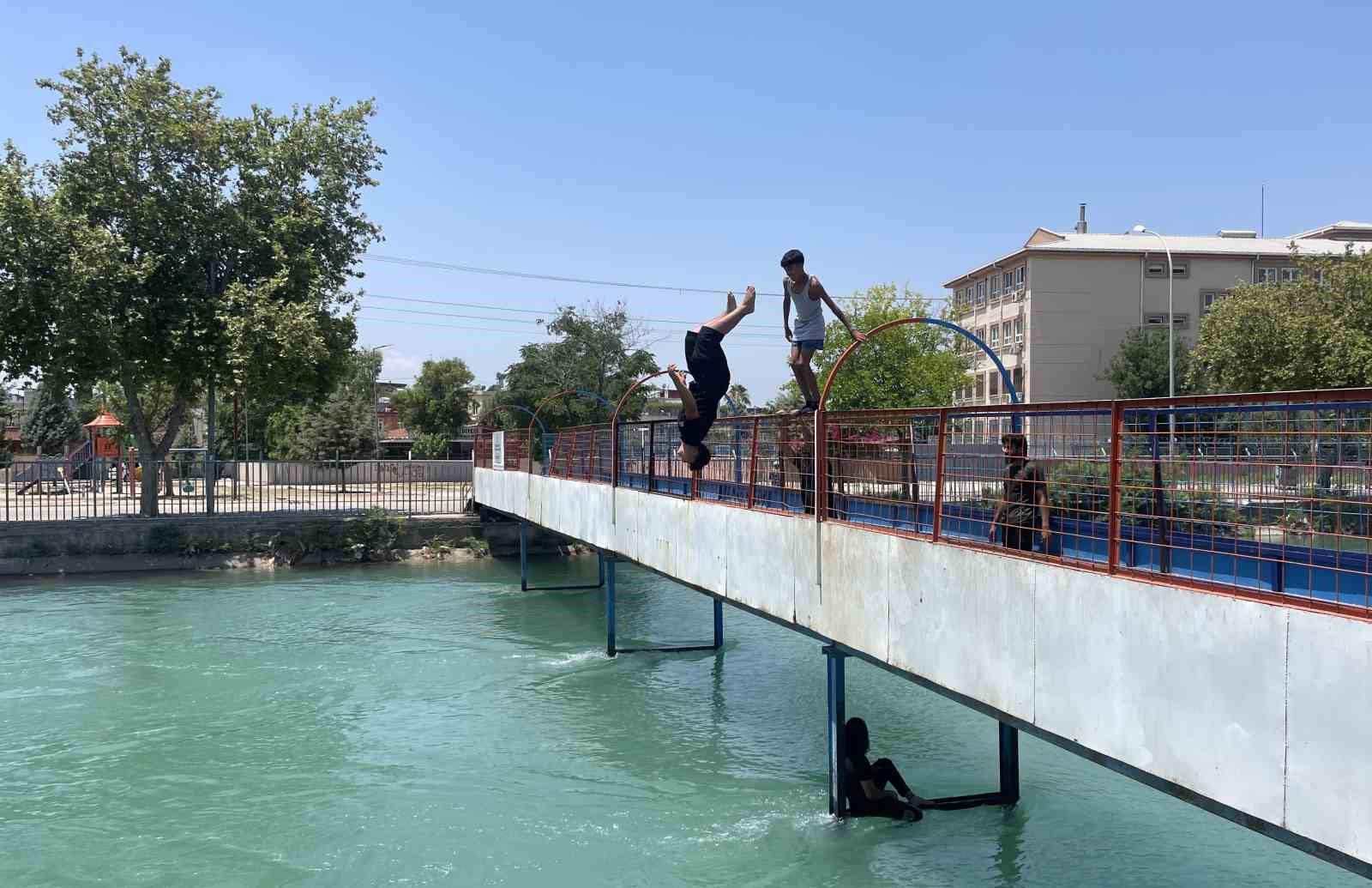 Adana’da çocukların kanaldaki tehlikeli serinliği
