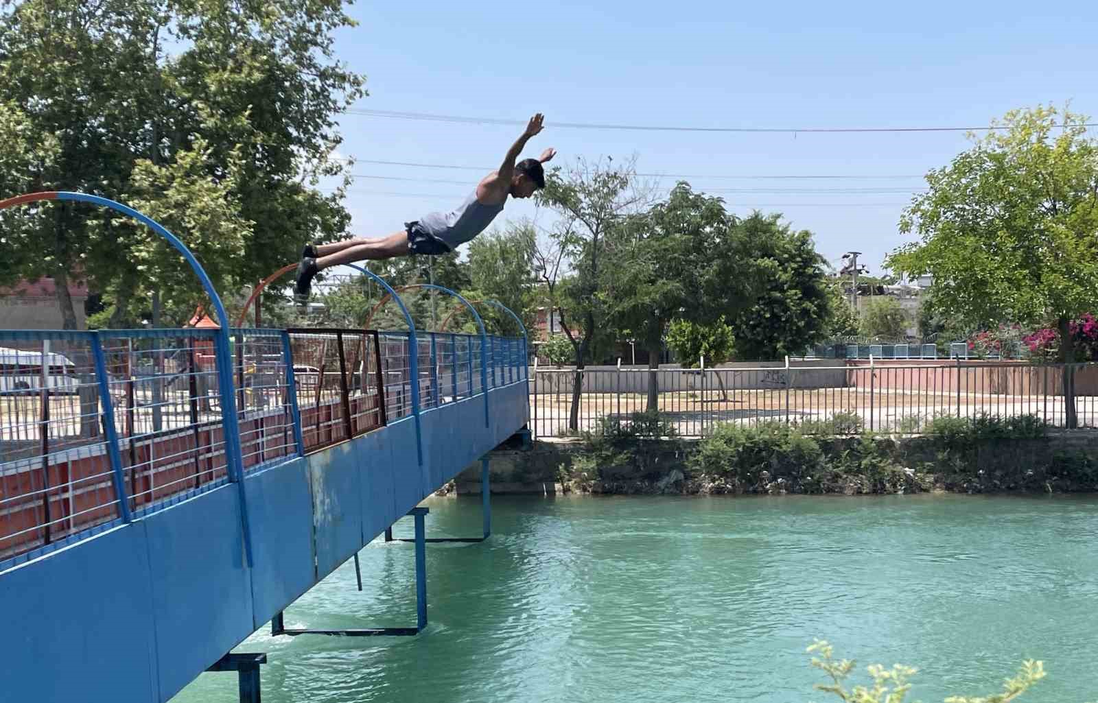 Adana’da çocukların kanaldaki tehlikeli serinliği
