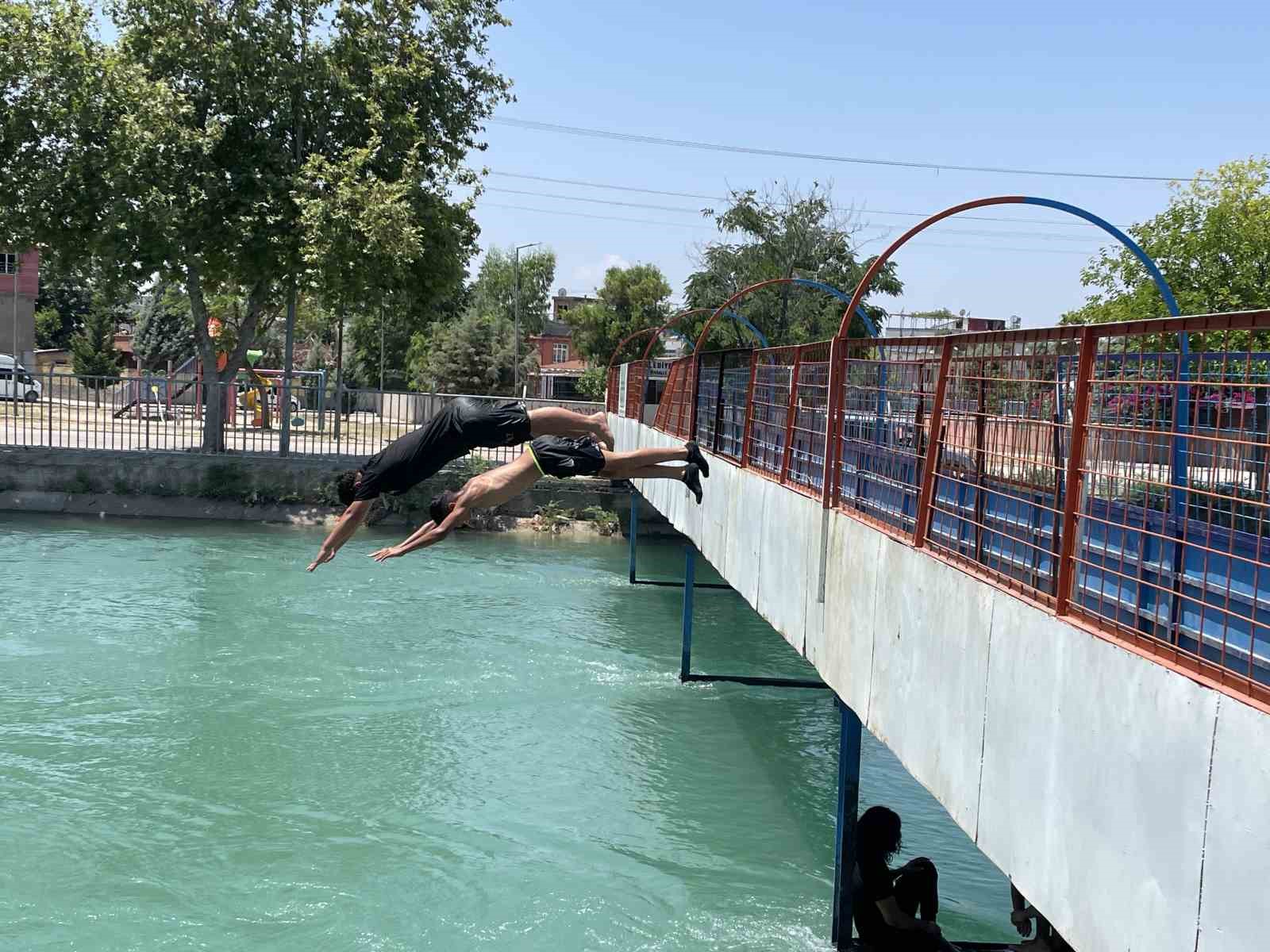 Adana’da çocukların kanaldaki tehlikeli serinliği
