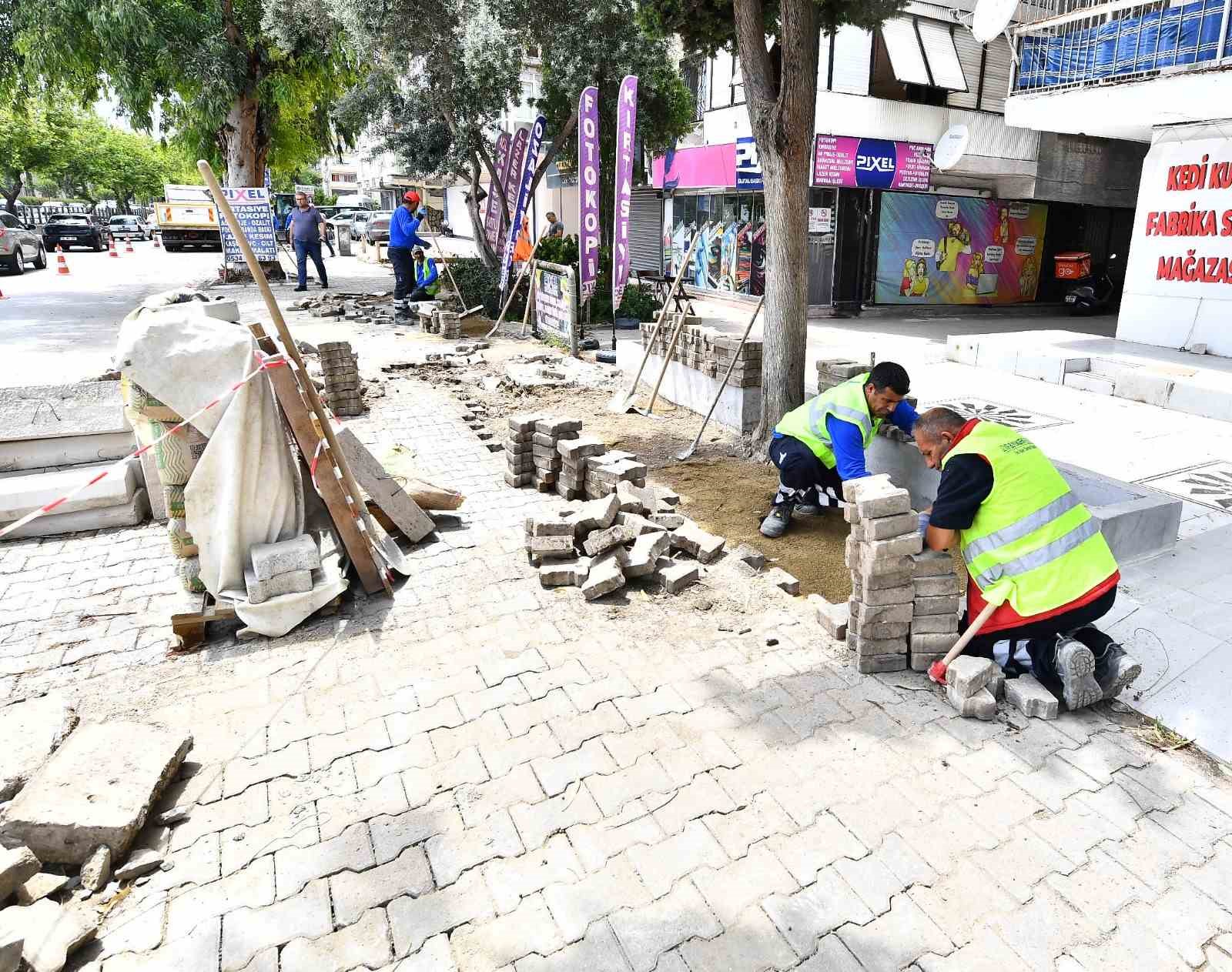 İzmir’de kaldırımlar yenileniyor
