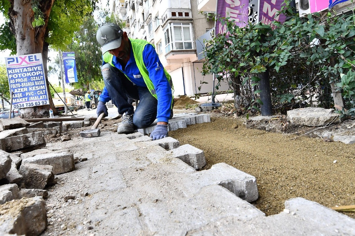 İzmir’de kaldırımlar yenileniyor
