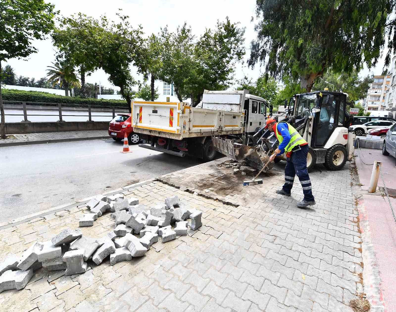 İzmir’de kaldırımlar yenileniyor
