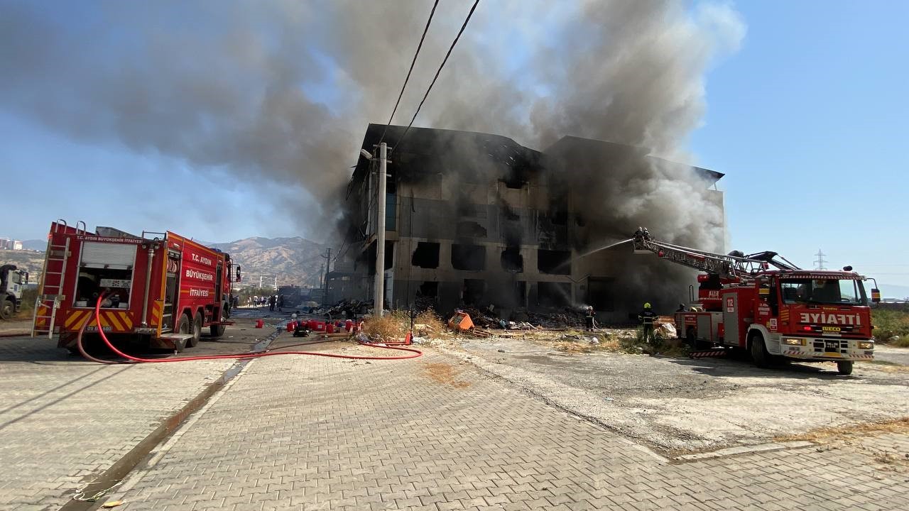 Aydın’da depodaki yangın 16 saattir sönmedi
