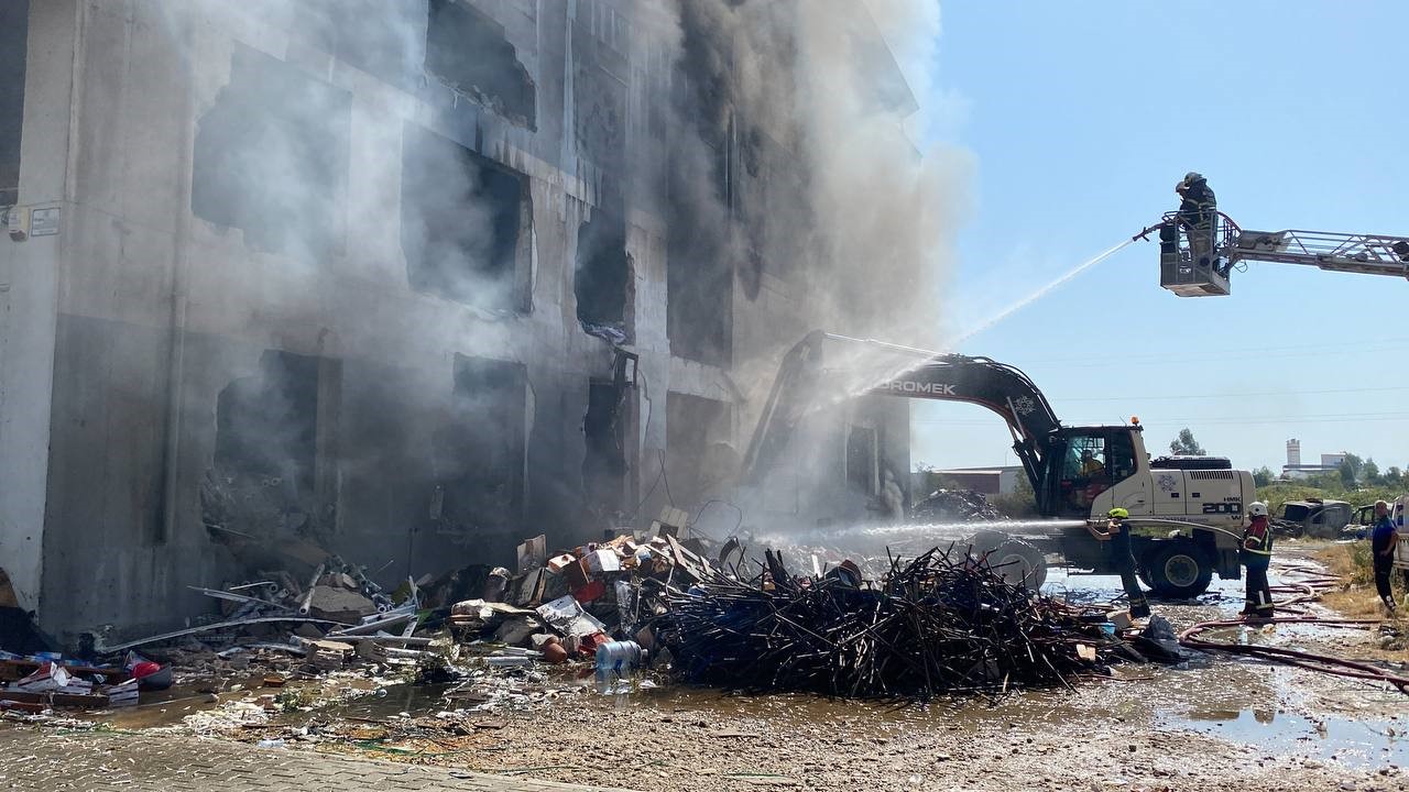 Aydın’da depodaki yangın 16 saattir sönmedi
