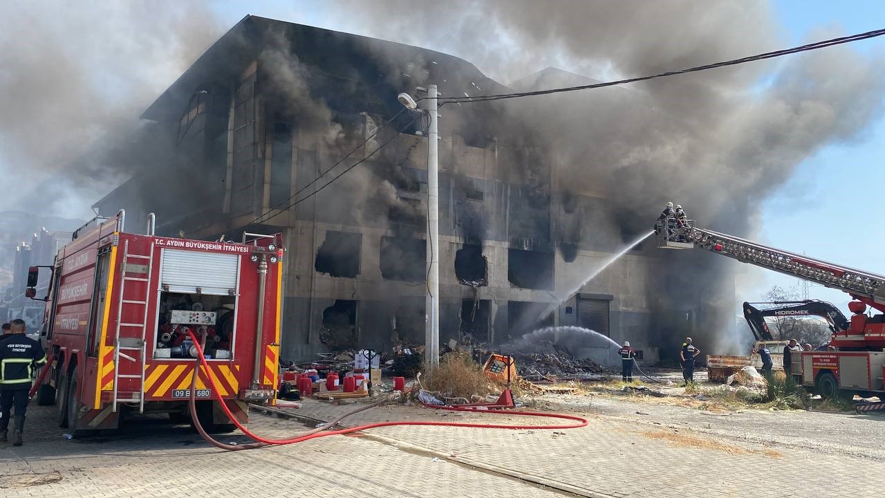 Aydın’da depodaki yangın 16 saattir sönmedi
