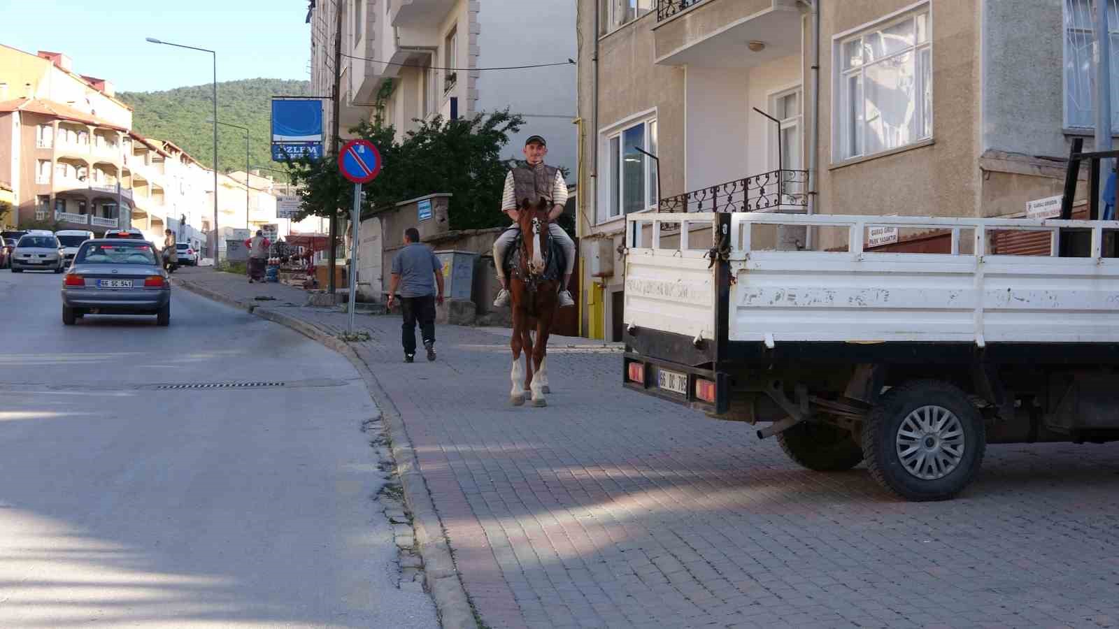 Şehrin ortasında atla gezintiye çıktı, görenler şaşkınlıklarını gizleyemedi
