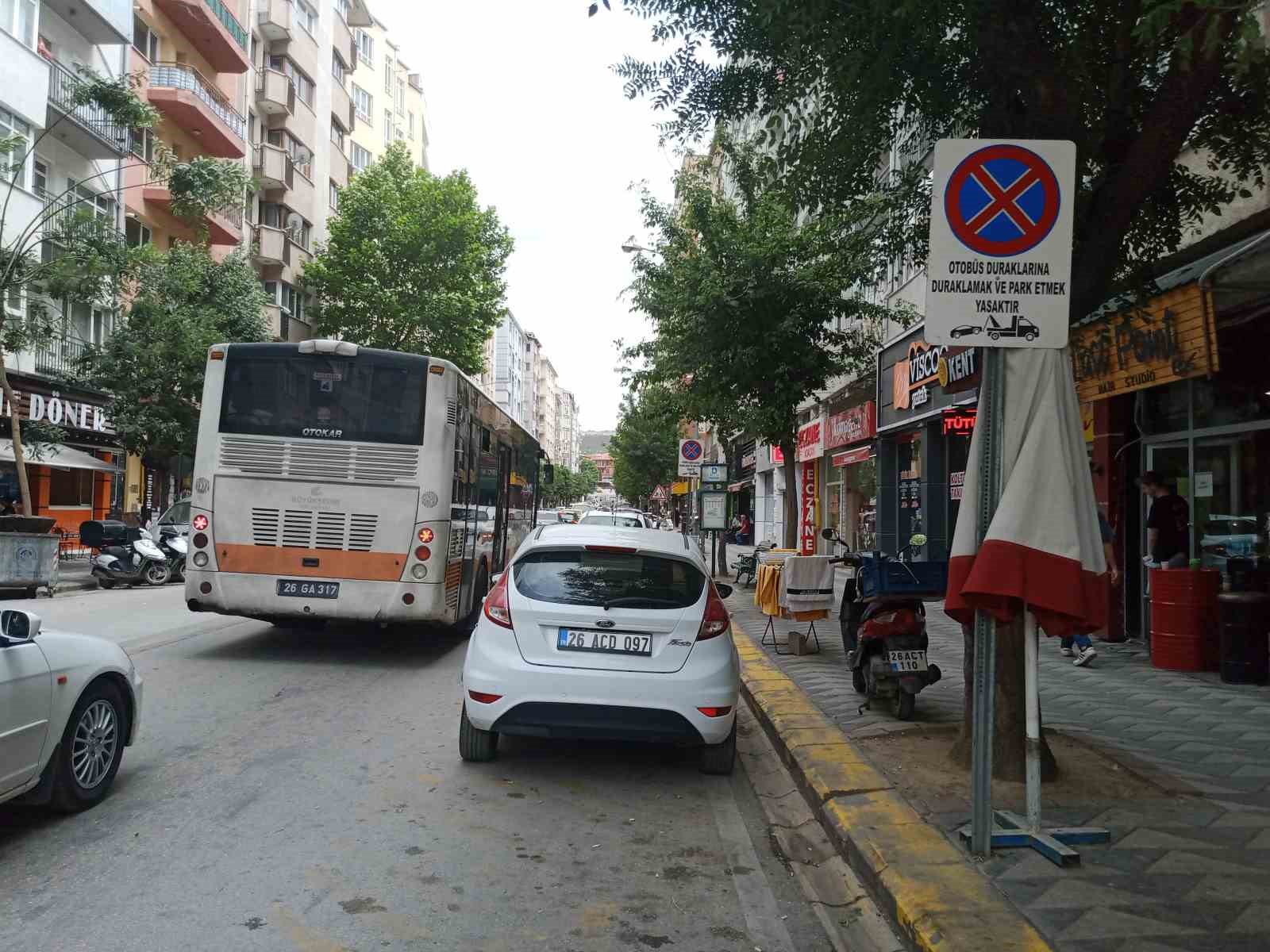 Esnaf bulundukları caddede trafik kurallarının sürekli ihlal edilmesine tepki gösterdi
