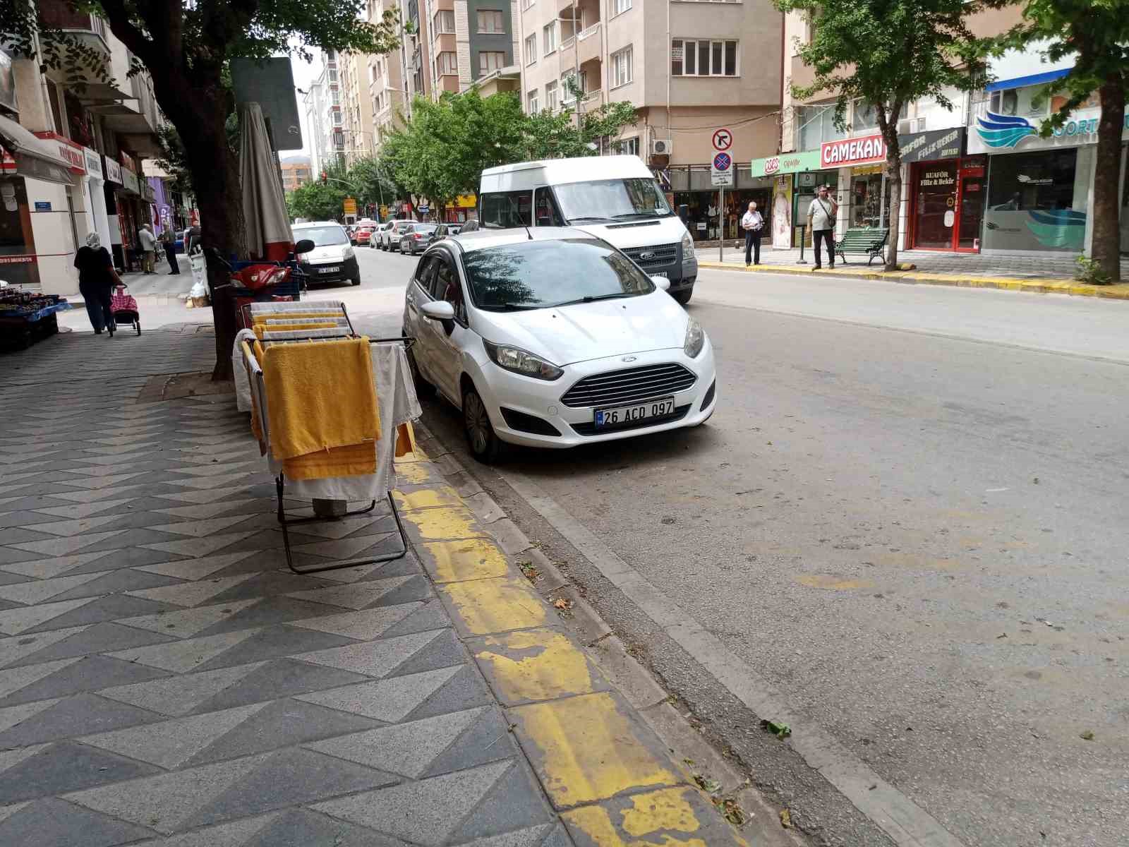 Esnaf bulundukları caddede trafik kurallarının sürekli ihlal edilmesine tepki gösterdi
