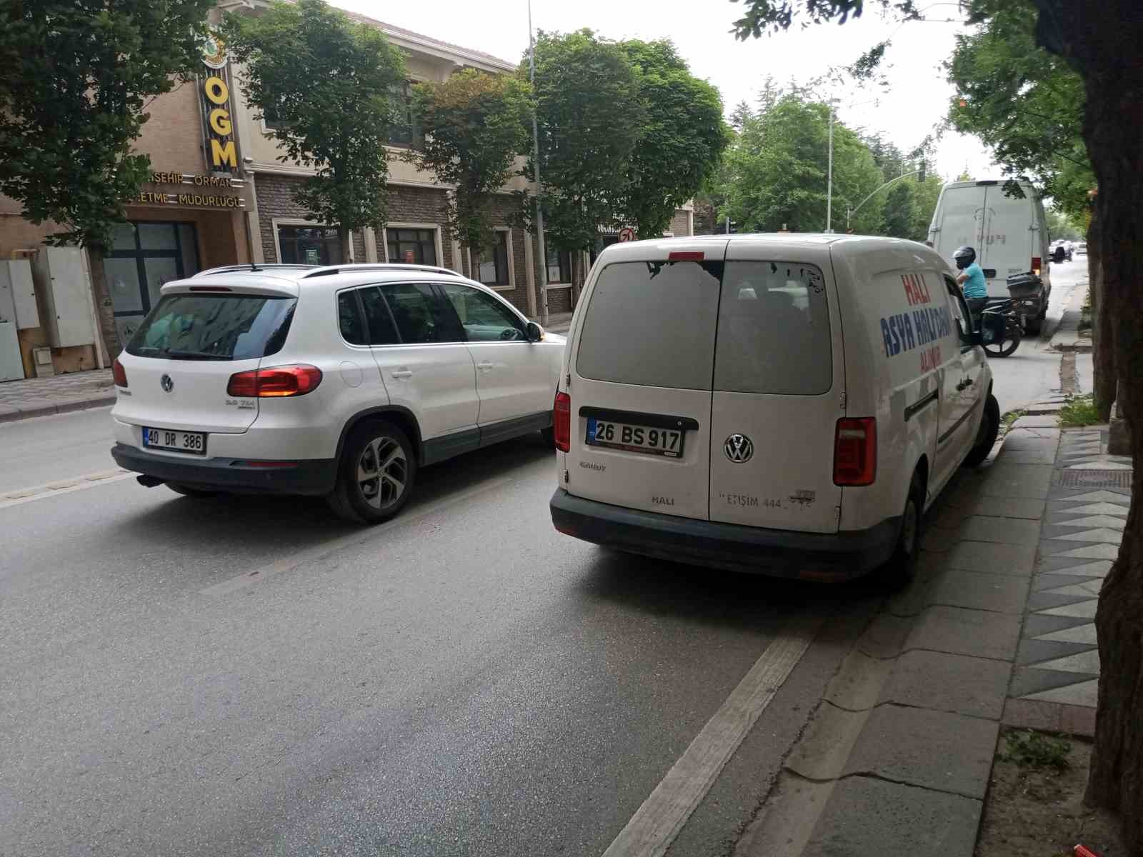 Esnaf bulundukları caddede trafik kurallarının sürekli ihlal edilmesine tepki gösterdi
