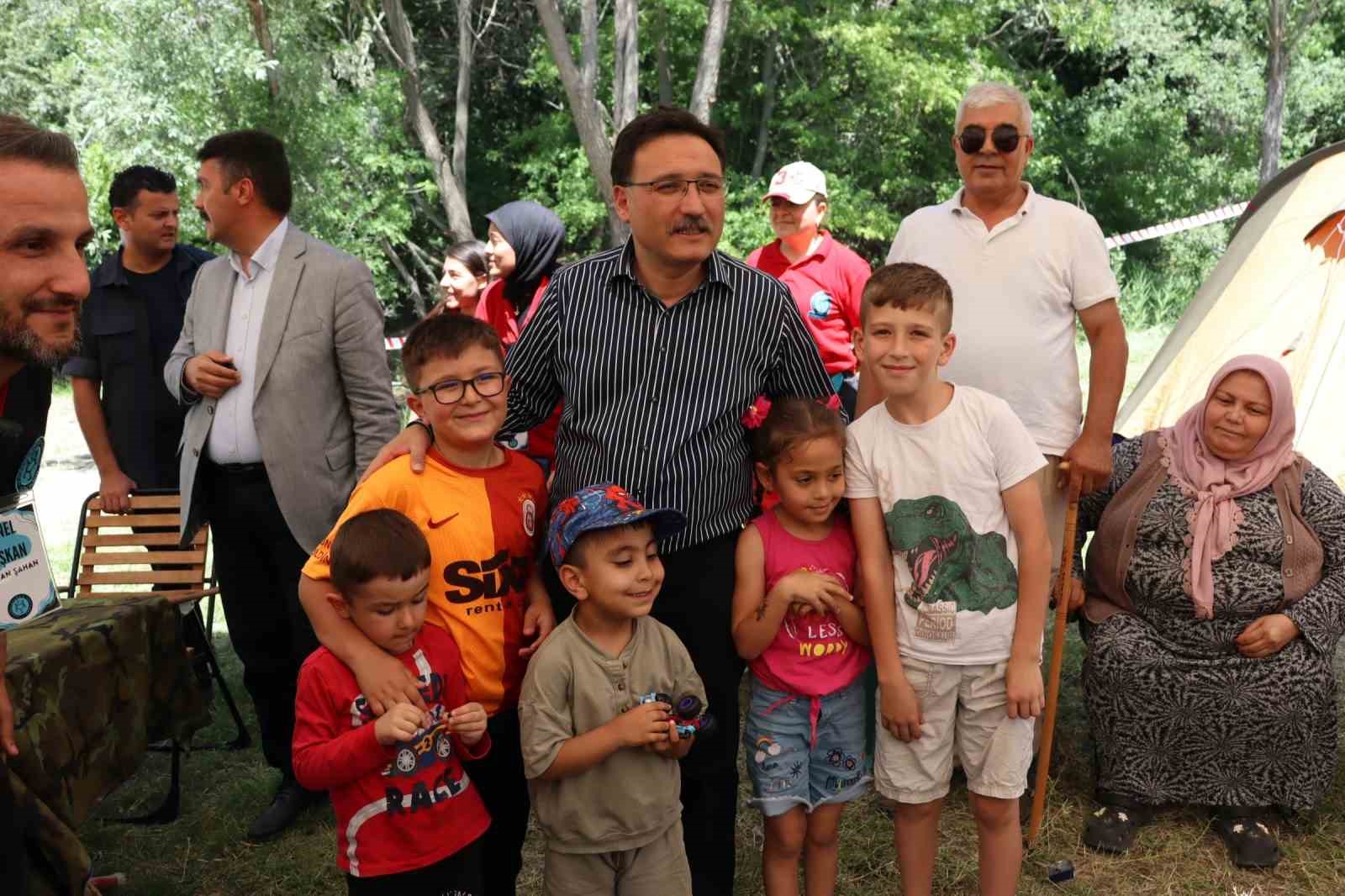 Vali Çiçek gençlerin kampına misafir oldu, şarkı söyleyerek oyun oynadı
