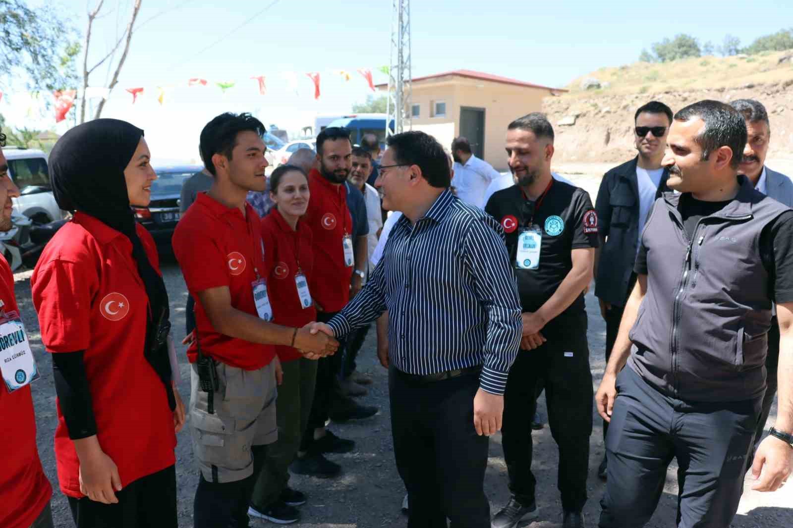 Vali Çiçek gençlerin kampına misafir oldu, şarkı söyleyerek oyun oynadı
