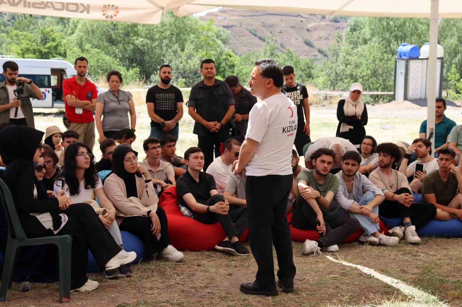 Vali Çiçek gençlerin kampına misafir oldu, şarkı söyleyerek oyun oynadı
