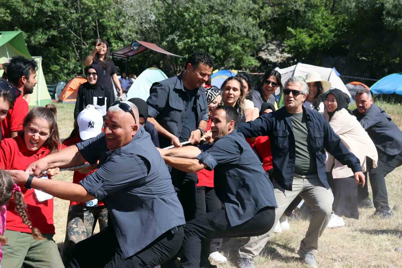 Vali Çiçek gençlerin kampına misafir oldu, şarkı söyleyerek oyun oynadı
