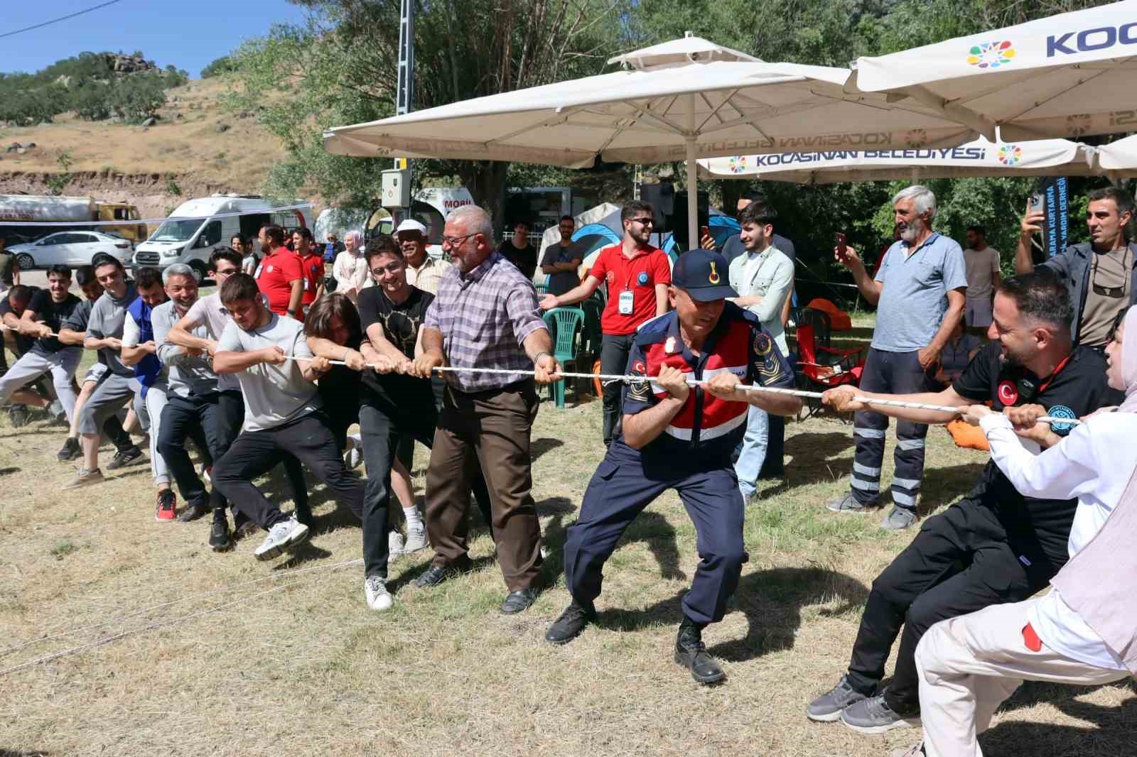 Vali Çiçek gençlerin kampına misafir oldu, şarkı söyleyerek oyun oynadı
