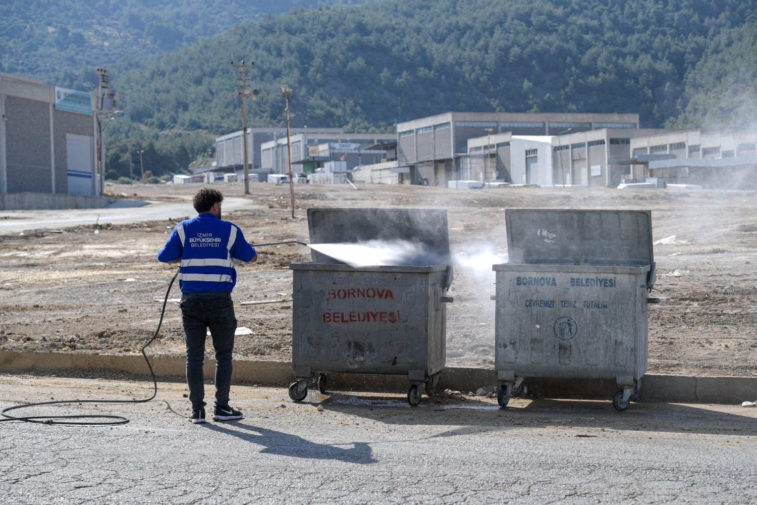 Büyükşehir’in temizlik ekipleri sahada
