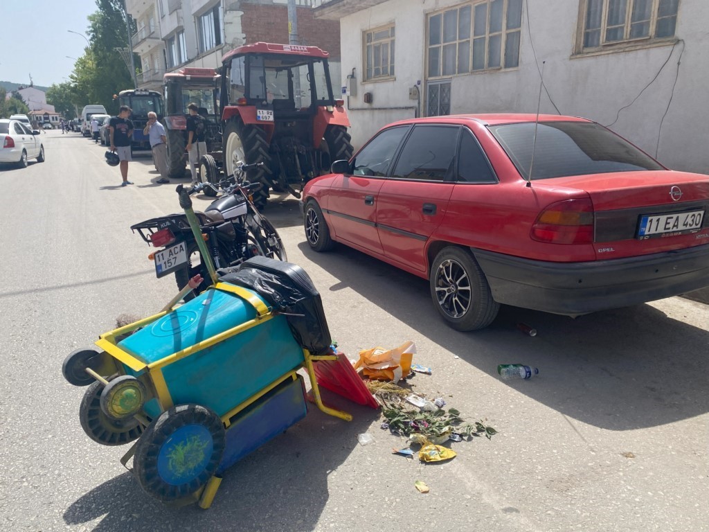 Bilecik’te yolda temizlik yapan işçiye motosiklet çarptı
