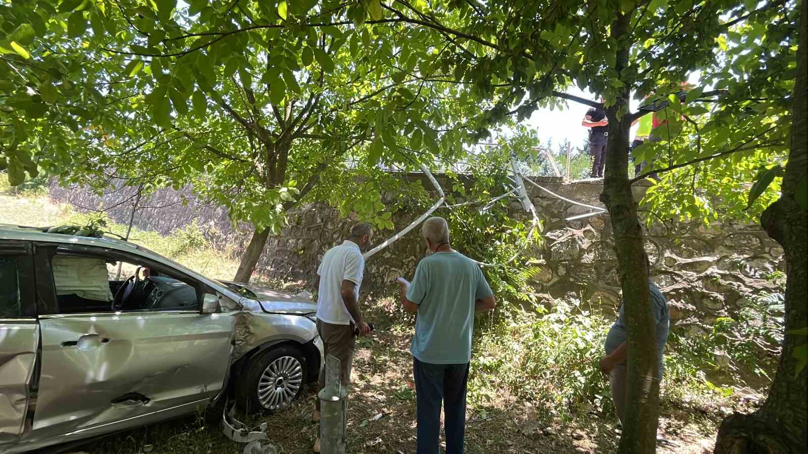 Kontrolden çıkan otomobil 3 metrelik duvardan uçtu
