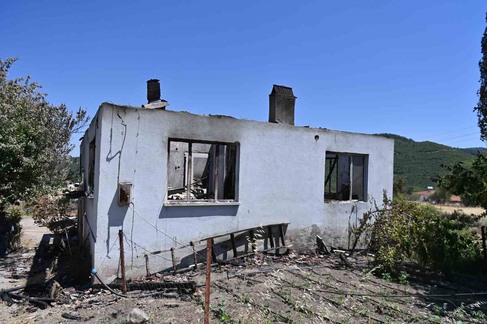 Bayramda evi yanan ailenin yaralarını Büyükşehir saracak
