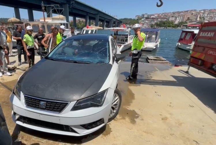 Haliç sahilinde otomobil denize düştü, vinç yardımıyla kurtarıldı
