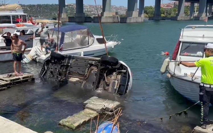 Haliç sahilinde otomobil denize düştü, vinç yardımıyla kurtarıldı
