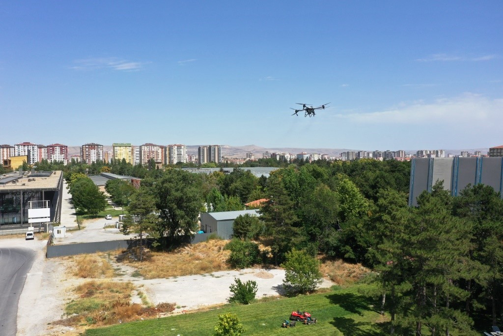 Kocasinan Belediyesi, drone ile tüm açık alanları ilaçlıyor
