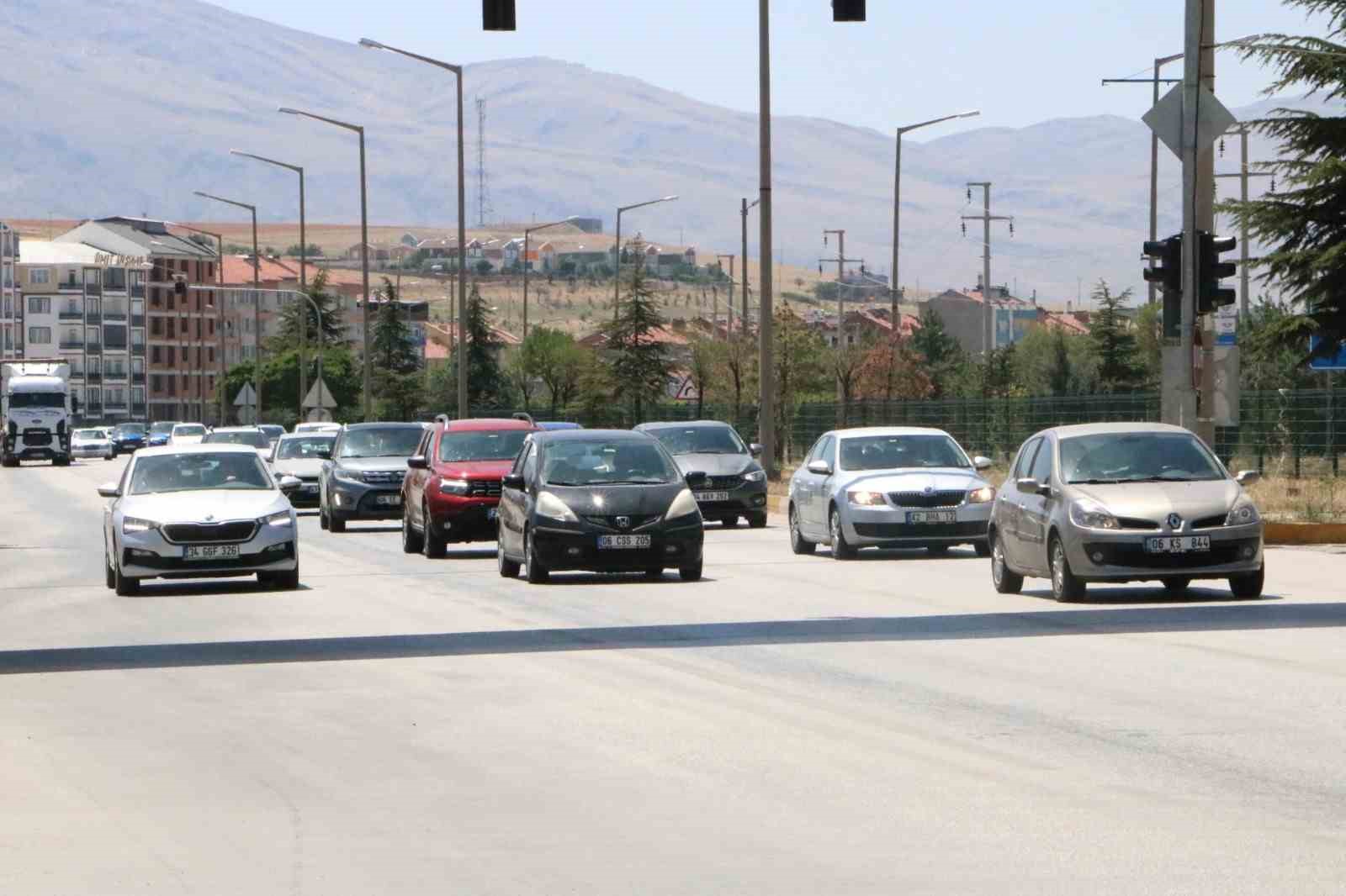 Tatilcilerin dönüş yolunda trafik yoğunluğu başladı
